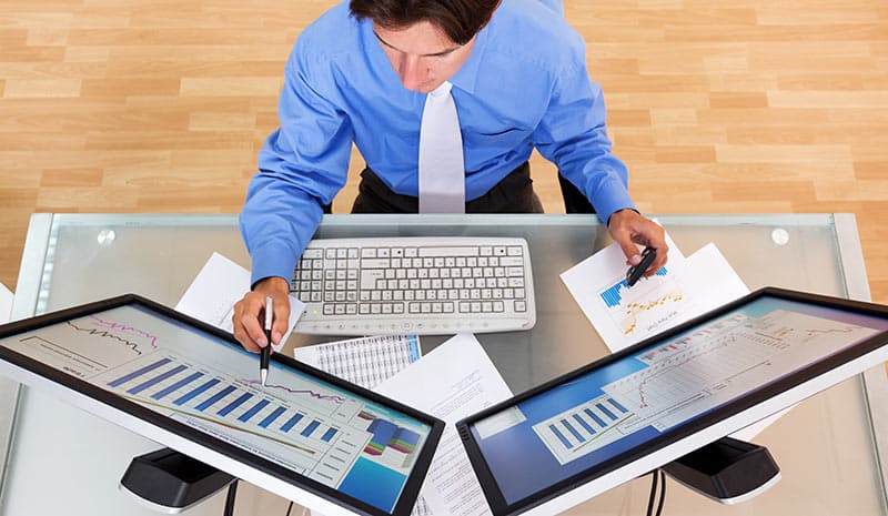 Entrepreneur analysant la rentabilité de son activité.